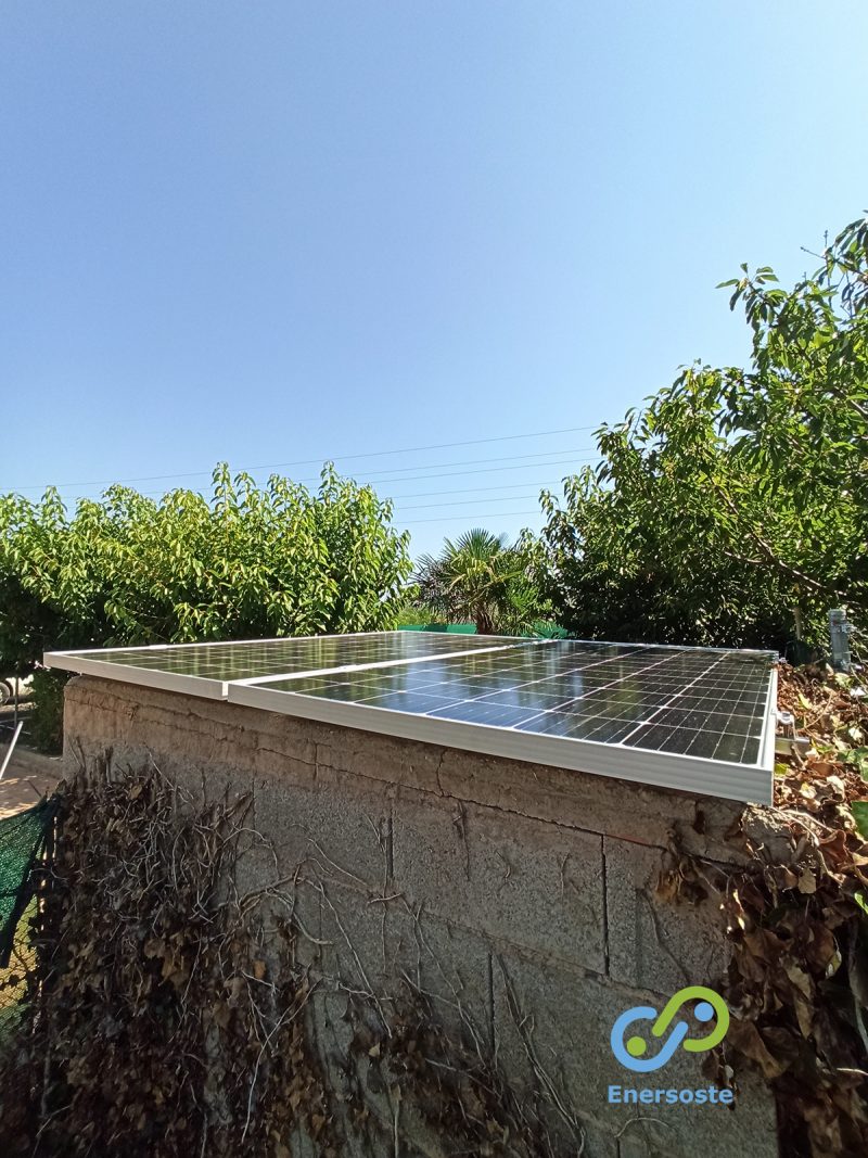 Placas solares en casa de campo