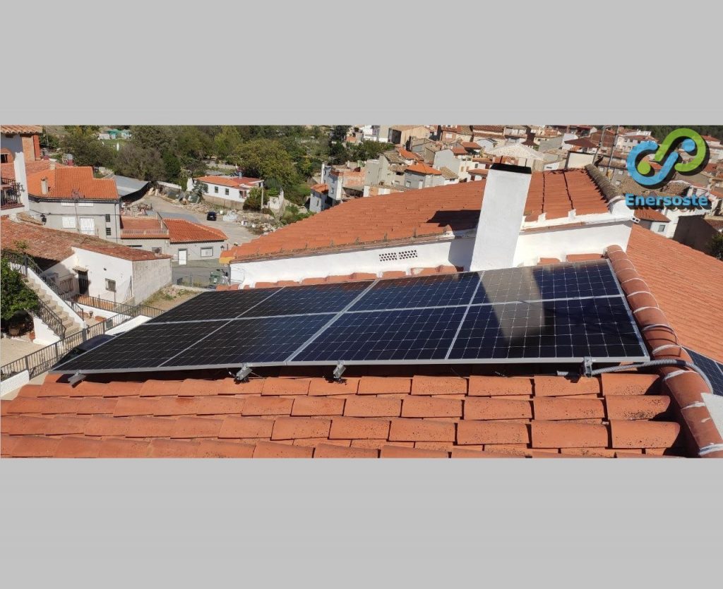 Imagen del campo oeste de la instalación placas solares en Caudiel