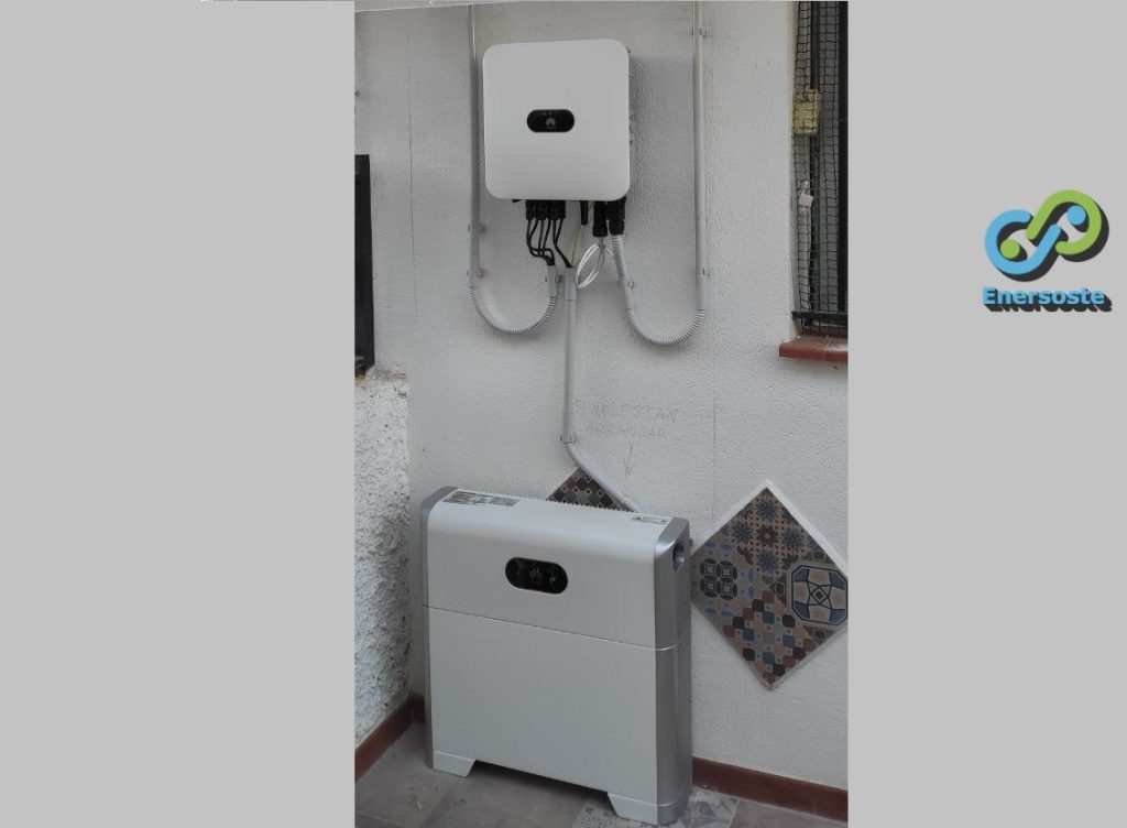 Imagen del inversor y la batería de la instalación placas solares en Caudiel