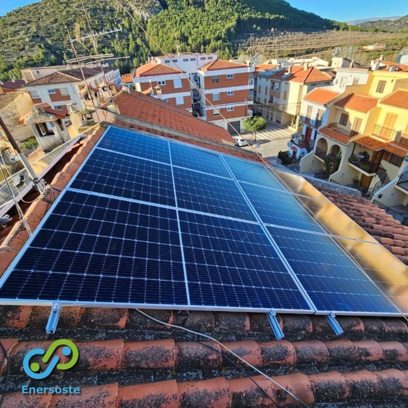 Imagen desde el propio tejado de las placas solares en un tejado en la localidad de Jérica