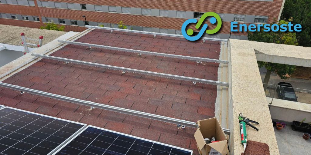 Instalación-LONGi-en-tejado-inclinado-–-Enersoste-Torrent